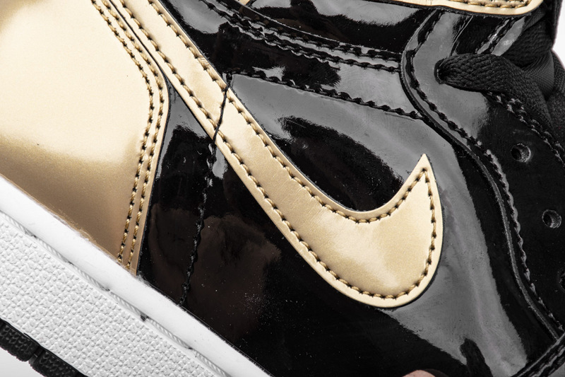 Air Jordan 1 Retro High OG “Gold Toe” 861428-007