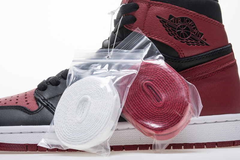 Air Jordan 1 Retro High OG Banned 2016 555088-001