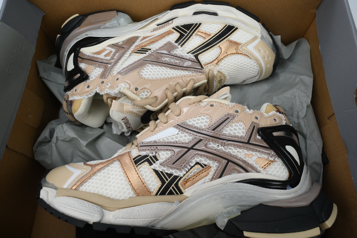 Balenciaga Runner Beige Black White 677403 W3RB3 9891