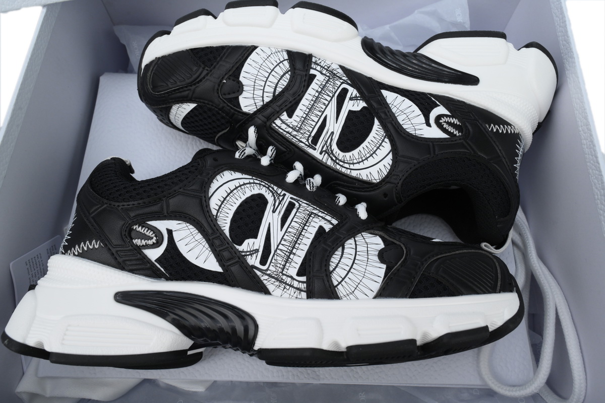 Sneaker Black and White