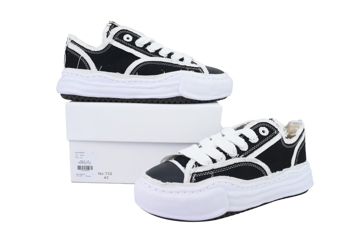 Maison Mihara Yasuhiro Peterson Low Snkeaer Black and White